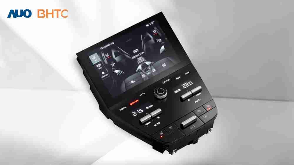 作為友達新生力軍，，，，BHTC所展示的中央與後座鞍部的Display HMI產品，，，，可處理多區恆溫控制、、顯示畫面，，呈現仿真3D車室分區；以力傳感技術精準傳遞觸感，，，，並結合音量及震動反饋，，防止意外啟動，，提供使用者自然流暢、、、、直觀且輕鬆駕馭的舒適介面